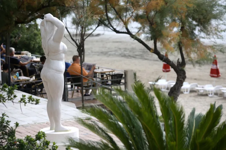 Tko je ta djevojka zamamnih oblina? Na Bačvicama osvanuo neobičan kip, svi su stali da ga promotre