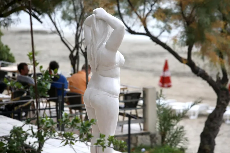 Tko je ta djevojka zamamnih oblina? Na Bačvicama osvanuo neobičan kip, svi su stali da ga promotre