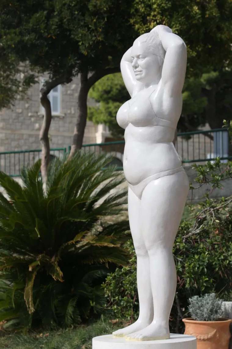 Tko je ta djevojka zamamnih oblina? Na Bačvicama osvanuo neobičan kip, svi su stali da ga promotre