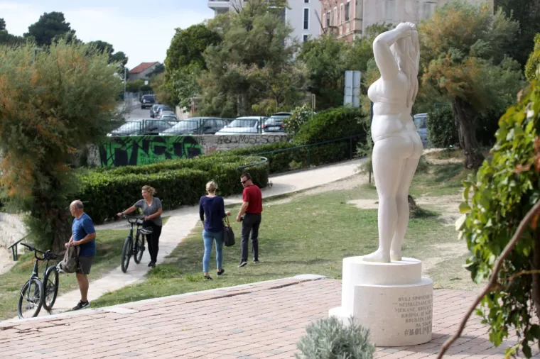 Tko je ta djevojka zamamnih oblina? Na Bačvicama osvanuo neobičan kip, svi su stali da ga promotre