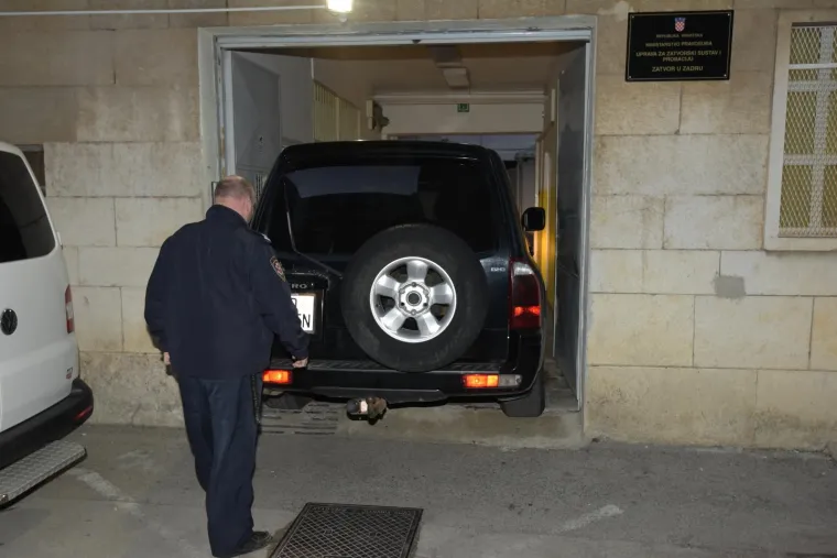 Privođenje osumnjičenih za silovanje djevojčice kod Zadra