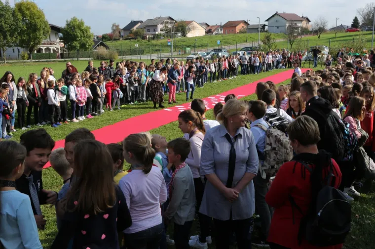 Djeca znaju čemu služi: Školu u Bregani krasi kravata od 100 metara