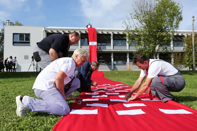 Djeca znaju čemu služi: Školu u Bregani krasi kravata od 100 metara