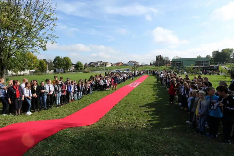 Djeca znaju čemu služi: Školu u Bregani krasi kravata od 100 metara