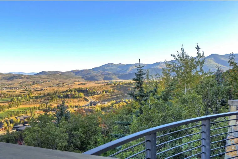 Sredi&scaron;nji je prostor ekspanzivni atrij. Uz dvoetažni dnevni boravak i kuhinju s dva otoka, odnosno velike radne povr&scaron;ine tipične za američke kuće, stepenice vas vode na krovni ured. Glavni dvosobni apartman kuće prostire se na privatni balkon s pogledom na planine Wasatch i golf klub Glenwild. Ukupno kuća ima pet spavaćih soba i osam kupaonica koje se prostiru na 9.574 četvornih metara unutra&scaron;njosti.