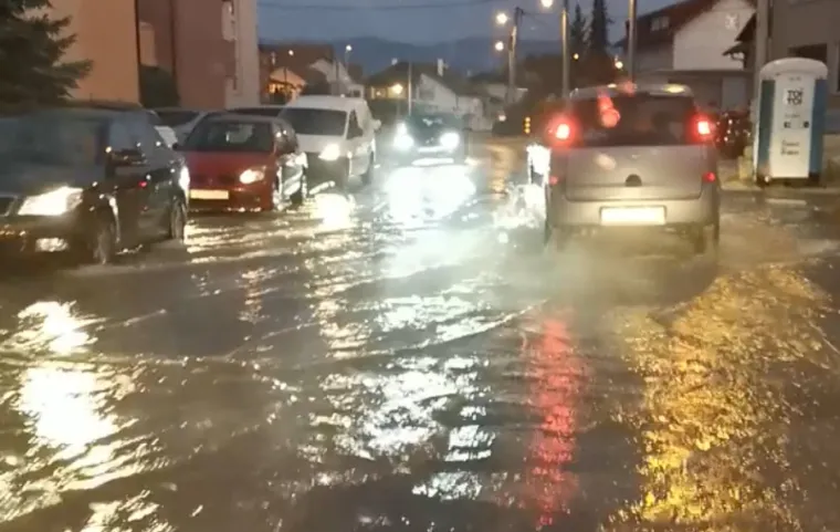 Užas! U Brestju popucale nove cijevi. Cijelo naselje je potopljeno