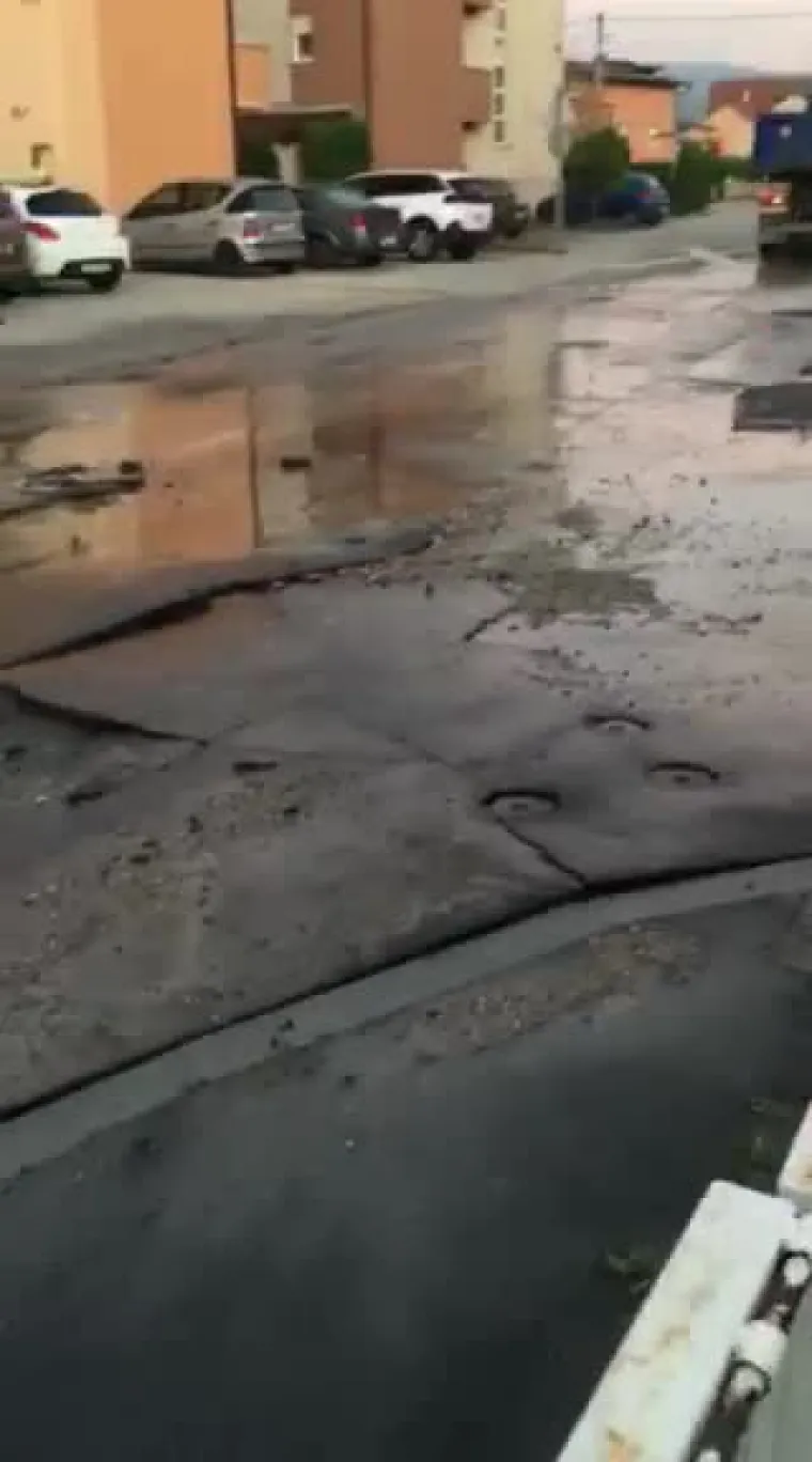 Užas! U Brestju popucale nove cijevi. Cijelo naselje je potopljeno