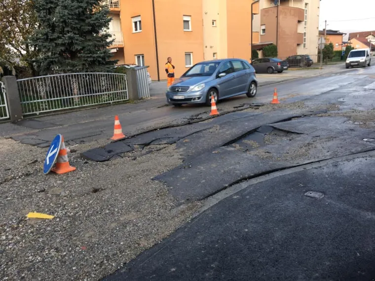 Užas! U Brestju popucale nove cijevi. Cijelo naselje je potopljeno