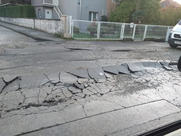 U zagrebačkom naselju Staro Brestje nedavno su postavljene nove cijevi, ali nisu asfaltirali cestu pa su popucale. Naselje se pretvorilo u jezero