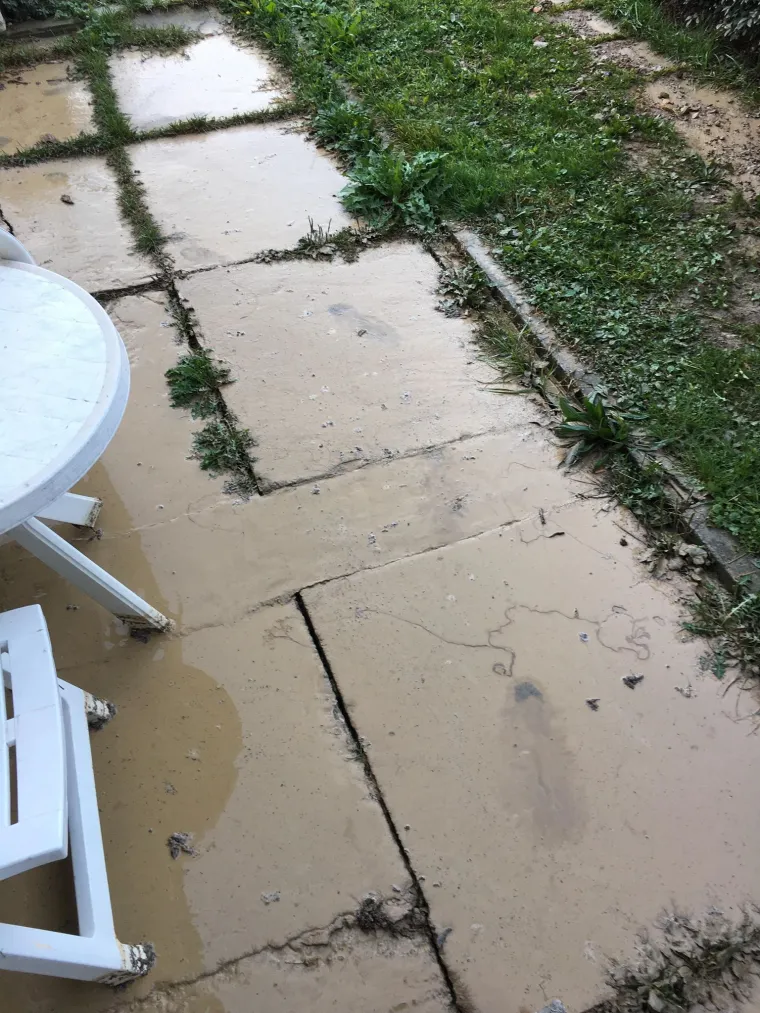 U zagrebačkom naselju Staro Brestje nedavno su postavljene nove cijevi, ali nisu asfaltirali cestu pa su popucale. Naselje se pretvorilo u jezero