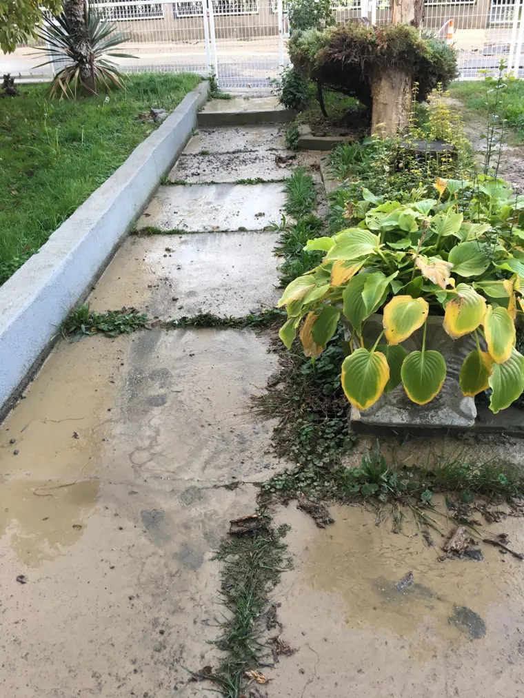 U zagrebačkom naselju Staro Brestje nedavno su postavljene nove cijevi, ali nisu asfaltirali cestu pa su popucale. Naselje se pretvorilo u jezero