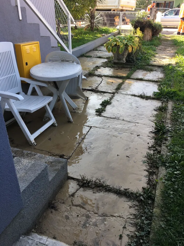 U zagrebačkom naselju Staro Brestje nedavno su postavljene nove cijevi, ali nisu asfaltirali cestu pa su popucale. Naselje se pretvorilo u jezero