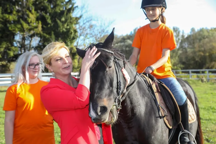 'Ja se konja bojim jer sam malena': Predsjednica se opustila u društvu konja. Oni pomažu ljudima