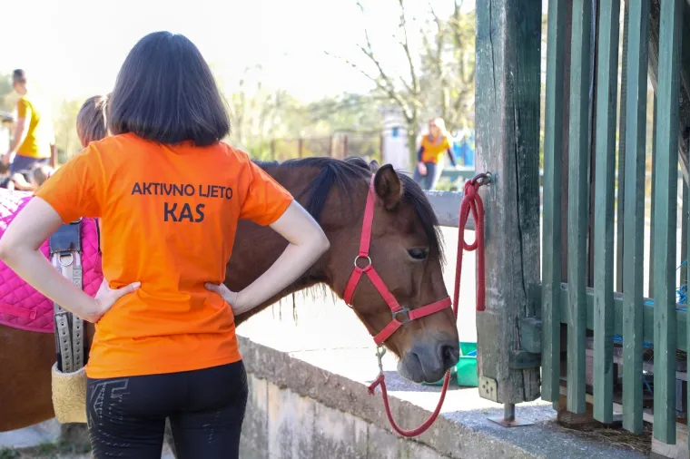 'Ja se konja bojim jer sam malena': Predsjednica se opustila u društvu konja. Oni pomažu ljudima