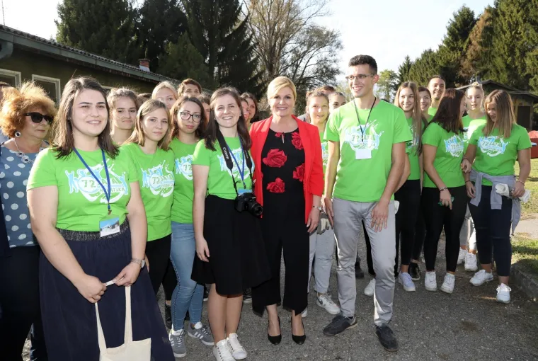 'Ja se konja bojim jer sam malena': Predsjednica se opustila u društvu konja. Oni pomažu ljudima
