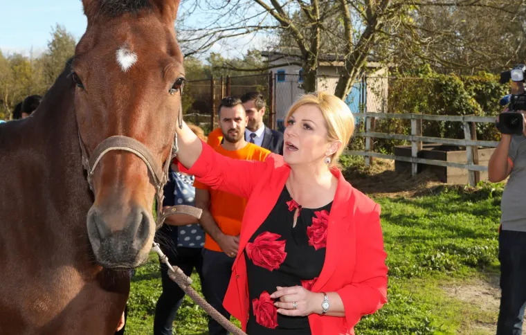 'Ja se konja bojim jer sam malena': Predsjednica se opustila u društvu konja. Oni pomažu ljudima