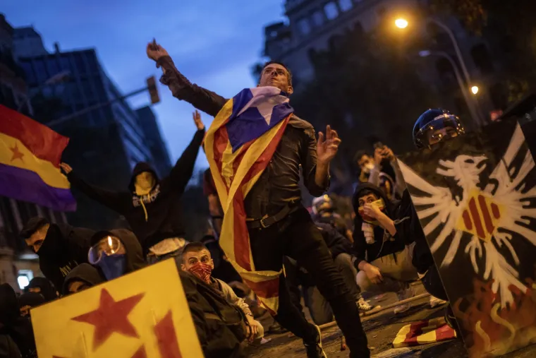 Kaos u Barceloni: Dijelovi grada nalikuju 'ratnoj zoni', prosvjednici i policija u žestokom sukobu
