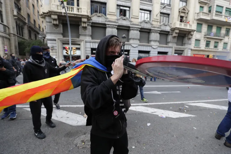 Kaos u Barceloni: Dijelovi grada nalikuju 'ratnoj zoni', prosvjednici i policija u žestokom sukobu
