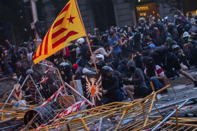 Kaos u Barceloni: Dijelovi grada nalikuju 'ratnoj zoni', prosvjednici i policija u žestokom sukobu