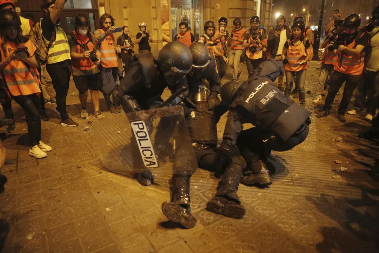 Kaos u Barceloni: Dijelovi grada nalikuju 'ratnoj zoni', prosvjednici i policija u žestokom sukobu