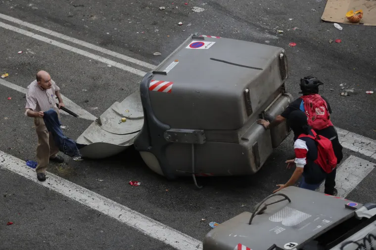 Kaos u Barceloni: Dijelovi grada nalikuju 'ratnoj zoni', prosvjednici i policija u žestokom sukobu