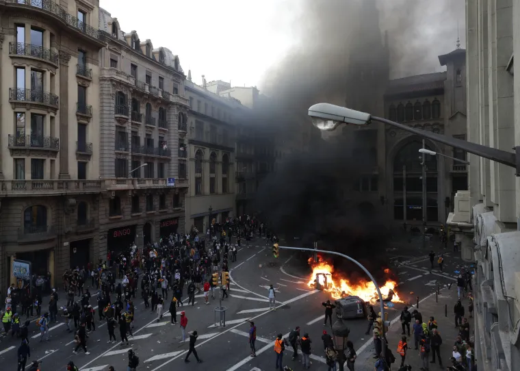 Kaos u Barceloni: Dijelovi grada nalikuju 'ratnoj zoni', prosvjednici i policija u žestokom sukobu