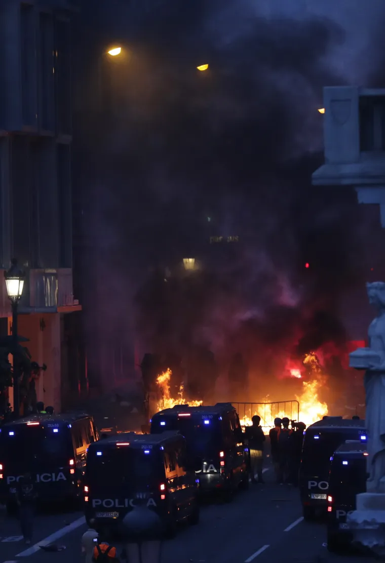 Kaos u Barceloni: Dijelovi grada nalikuju 'ratnoj zoni', prosvjednici i policija u žestokom sukobu