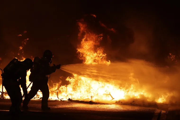 Kaos u Barceloni: Dijelovi grada nalikuju 'ratnoj zoni', prosvjednici i policija u žestokom sukobu