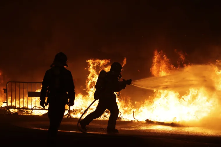 Kaos u Barceloni: Dijelovi grada nalikuju 'ratnoj zoni', prosvjednici i policija u žestokom sukobu