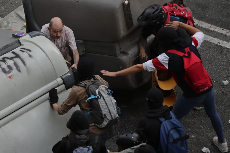 Kaos u Barceloni: Dijelovi grada nalikuju 'ratnoj zoni', prosvjednici i policija u žestokom sukobu