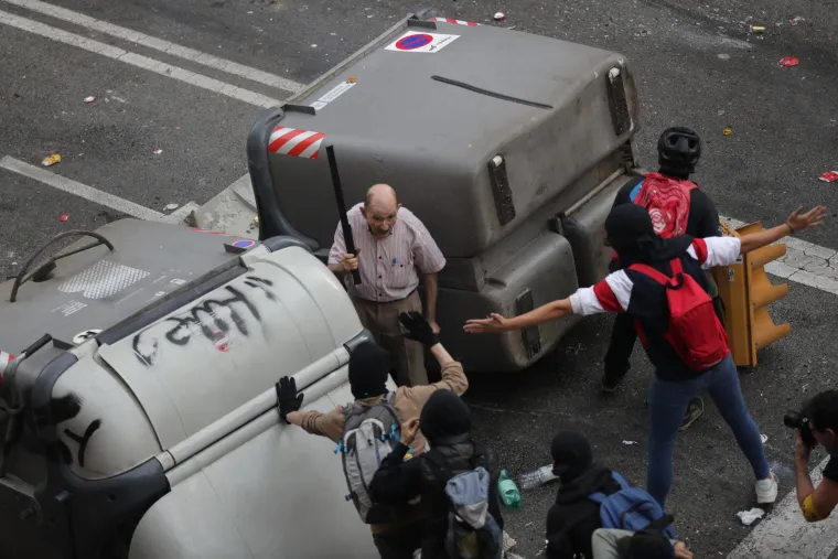 Kaos u Barceloni: Dijelovi grada nalikuju 'ratnoj zoni', prosvjednici i policija u žestokom sukobu