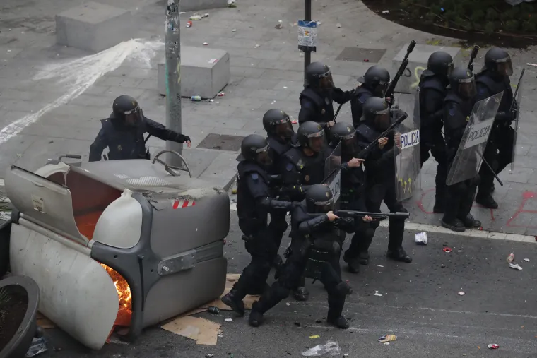 Kaos u Barceloni: Dijelovi grada nalikuju 'ratnoj zoni', prosvjednici i policija u žestokom sukobu