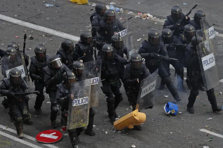 Kaos u Barceloni: Dijelovi grada nalikuju 'ratnoj zoni', prosvjednici i policija u žestokom sukobu