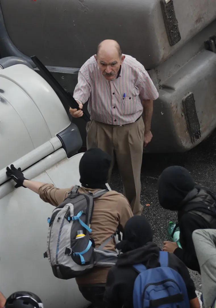 Kaos u Barceloni: Dijelovi grada nalikuju 'ratnoj zoni', prosvjednici i policija u žestokom sukobu