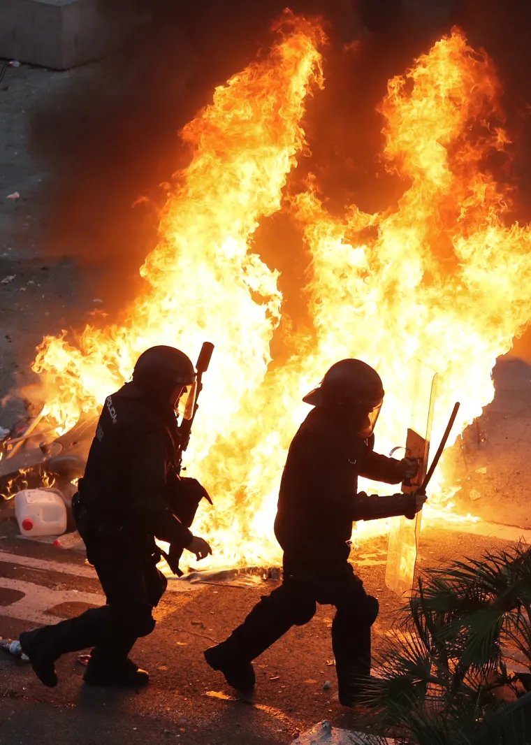 Kaos u Barceloni: Dijelovi grada nalikuju 'ratnoj zoni', prosvjednici i policija u žestokom sukobu