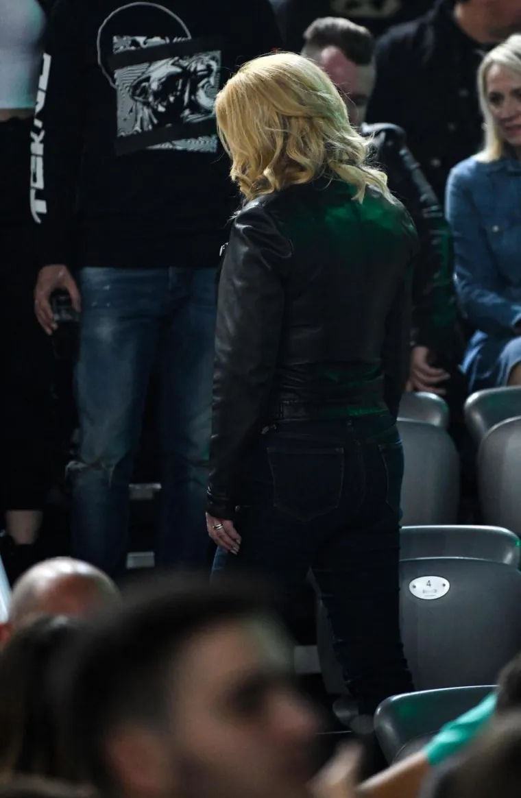 Predsjednica zablistala u drukčijem izdanju: Navukla traperice i kožnu jaknu pa oti&scaron;la na koncert