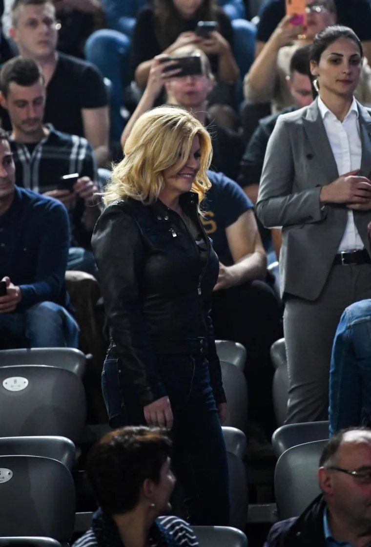 Predsjednica zablistala u drukčijem izdanju: Navukla traperice i kožnu jaknu pa oti&scaron;la na koncert
