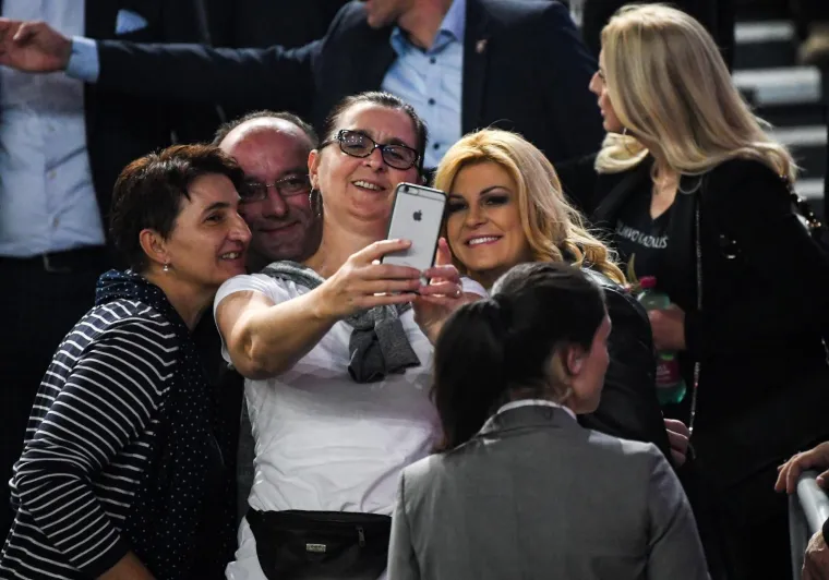 Predsjednica zablistala u drukčijem izdanju: Navukla traperice i kožnu jaknu pa oti&scaron;la na koncert