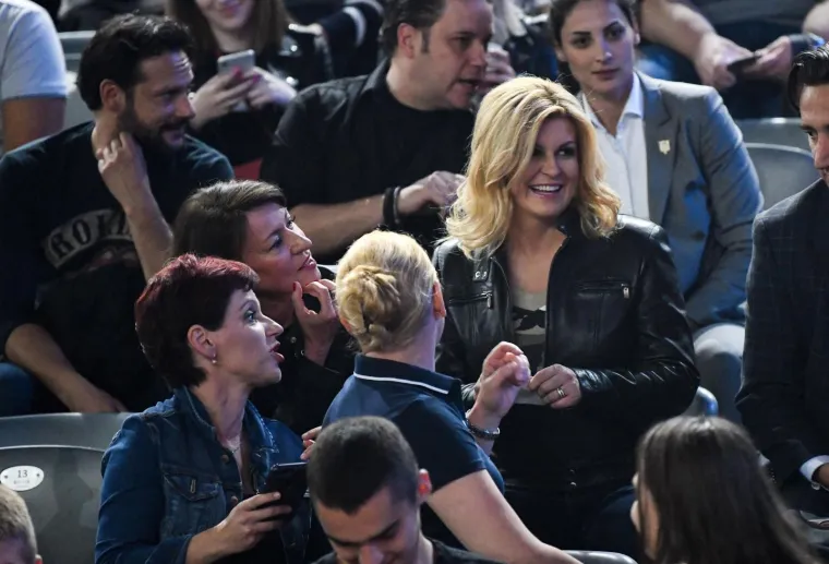 Predsjednica zablistala u drukčijem izdanju: Navukla traperice i kožnu jaknu pa oti&scaron;la na koncert