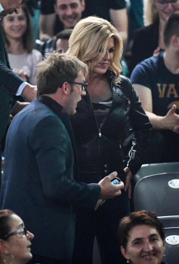 Predsjednica zablistala u drukčijem izdanju: Navukla traperice i kožnu jaknu pa oti&scaron;la na koncert