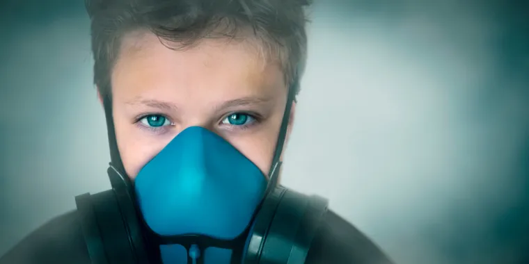 Smog i čestice zagađenja u zraku mogu dovesti do raka, a osobito je opasno udisanje čestica čađe, koje se povezuje s karcinomom pluća, jednjaka i mjehura. To se potvrdilo i primjerice u New Yorku nakon terorističkog napada 9/11 jer su oni koji su se zatekli u blizini mjesta napada imali veću stopu oboljevanja od raka. Vi&scaron;e od 9300 osoba koji su bili u blizini &bdquo;blizanaca&ldquo; oboljelo je od te bolesti, a 420 ih je umrlo.