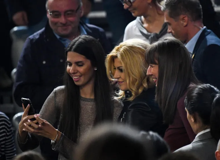 Koncert grupe Prljavo kazali&scaron;te u Areni Zagreb povodom 30. godi&scaron;njice velikog koncerta održanog na Trgu bana Josipa Jelačića. Predsjednica Kolinda Grabar Kitarović u kožnoj jakni, maskirnoj majci i trapericama na koncertu.