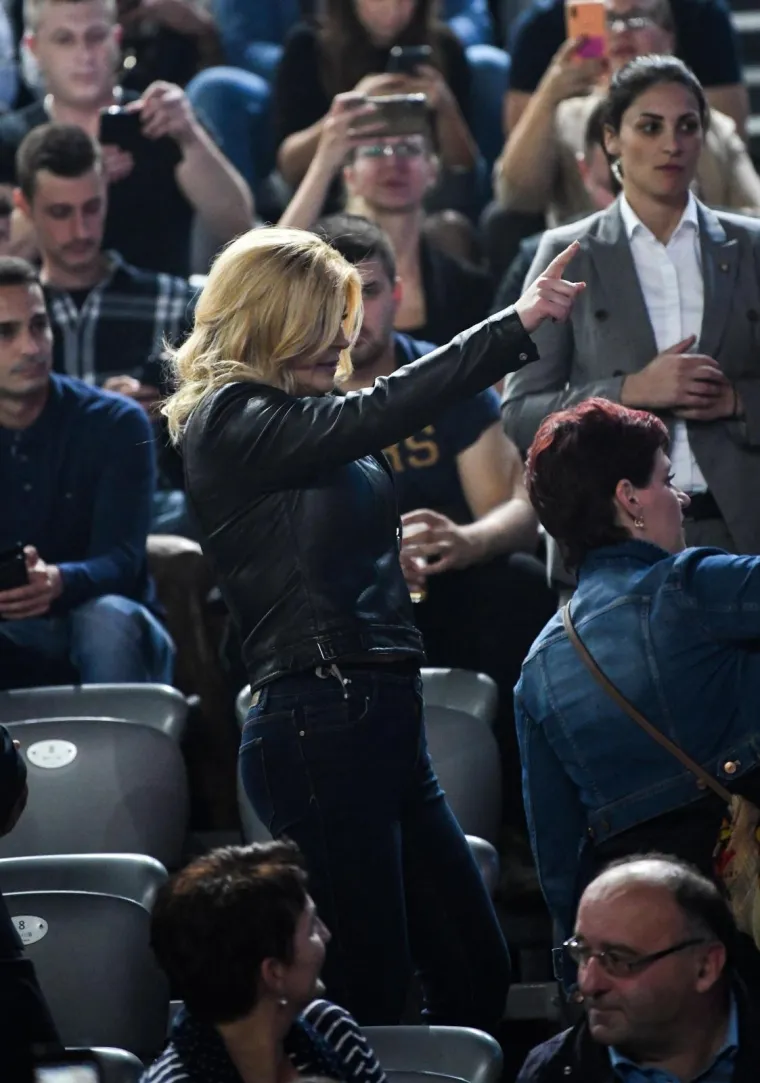 OVAKVU JE NISMO VIDJELI: KOLINDA U TRAPERICAMA I KOŽNOJ JAKNI NA KONCERTU PRLJAVACA! Je li pjevala Ružu Hrvatsku ili Uzalud vam trud svirači?