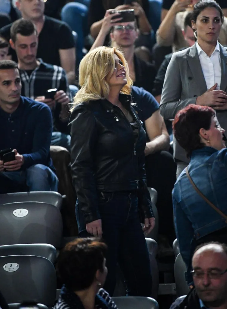 OVAKVU JE NISMO VIDJELI: KOLINDA U TRAPERICAMA I KOŽNOJ JAKNI NA KONCERTU PRLJAVACA! Je li pjevala Ružu Hrvatsku ili Uzalud vam trud svirači?