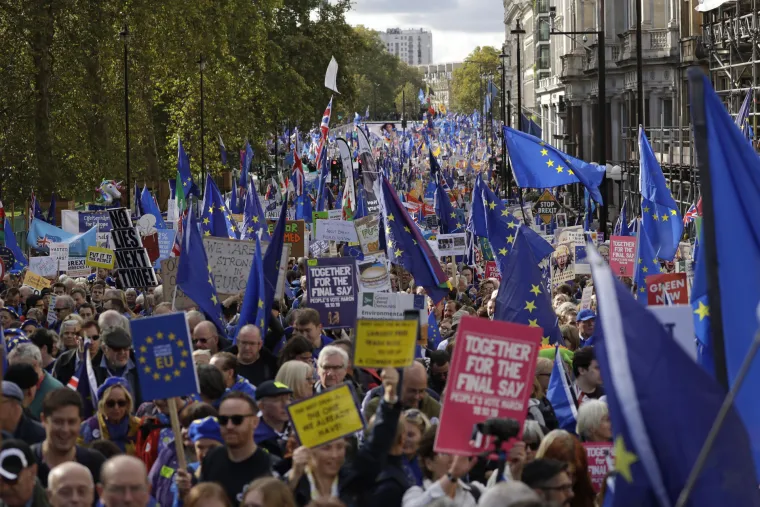 Čitav je London na nogama! Vi&scaron;e desetaka tisuća ljudi iza&scaron;lo na ulice, traže novi referendum i sve ih je vi&scaron;e!
