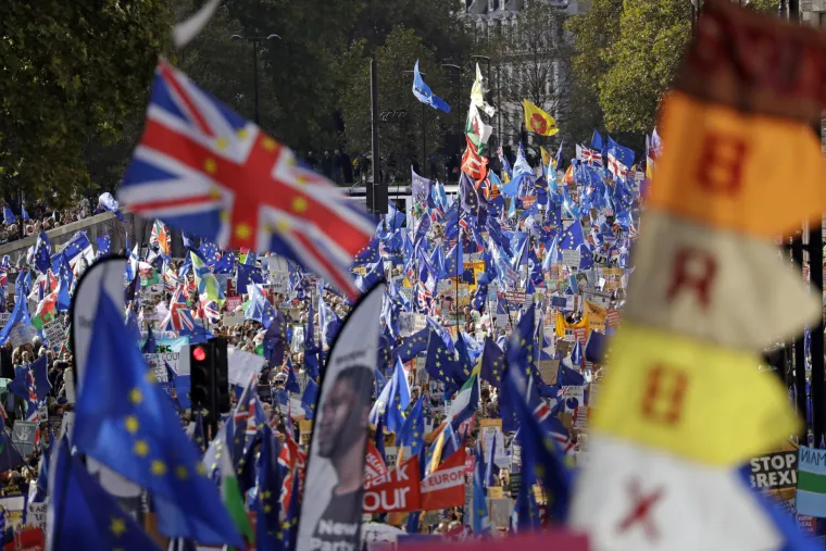 Čitav je London na nogama! Vi&scaron;e desetaka tisuća ljudi iza&scaron;lo na ulice, traže novi referendum i sve ih je vi&scaron;e!