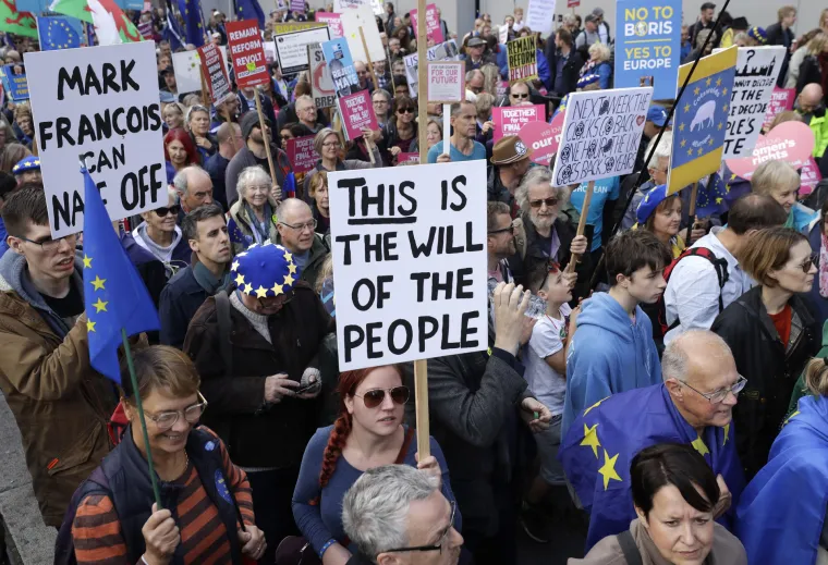 Čitav je London na nogama! Vi&scaron;e desetaka tisuća ljudi iza&scaron;lo na ulice, traže novi referendum i sve ih je vi&scaron;e!