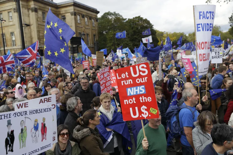 Čitav je London na nogama! Vi&scaron;e desetaka tisuća ljudi iza&scaron;lo na ulice, traže novi referendum i sve ih je vi&scaron;e!