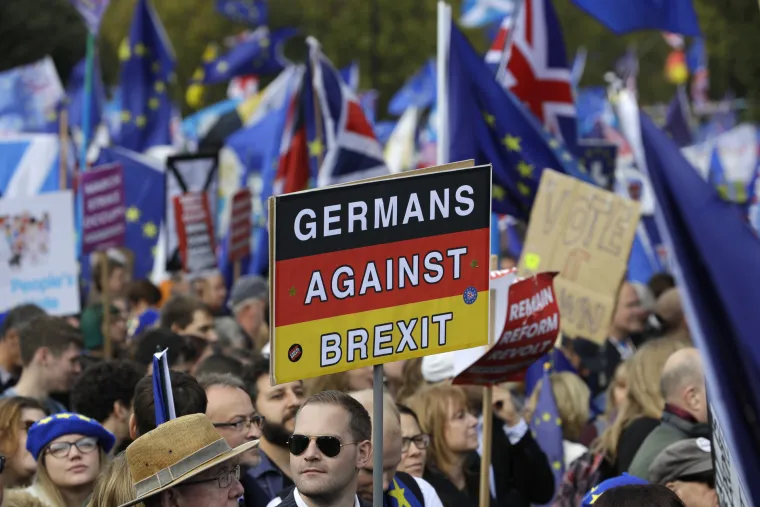 Čitav je London na nogama! Vi&scaron;e desetaka tisuća ljudi iza&scaron;lo na ulice, traže novi referendum i sve ih je vi&scaron;e!