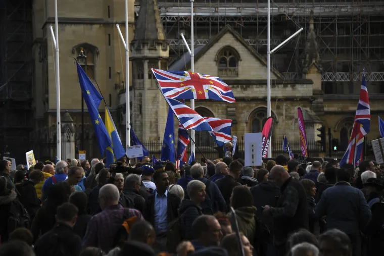 Čitav je London na nogama! Vi&scaron;e desetaka tisuća ljudi iza&scaron;lo na ulice, traže novi referendum i sve ih je vi&scaron;e!
